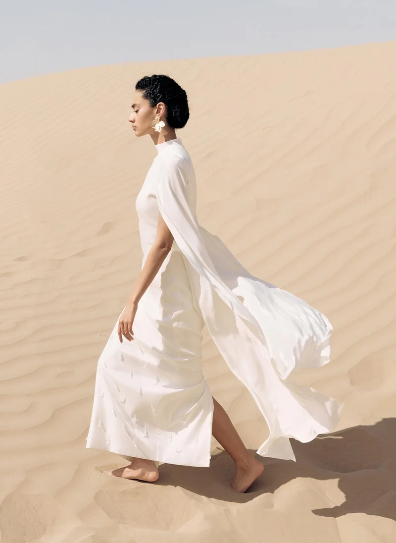 ليتشي فستان طويل بأكمام واسعة وتنورة مزينة